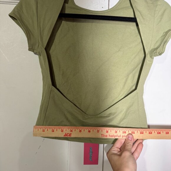 Edikted Green Open Back Top Short Sleeve Size Medium NWT - Picture 5 of 8